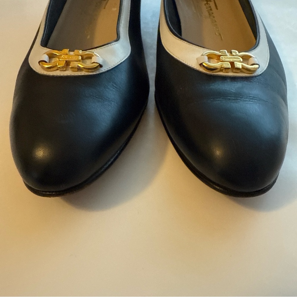 Ferragamo Gancini Horsebit Pumps Navy/White | 8.5 AAA | Kitten Heel - Picture 6 of 10